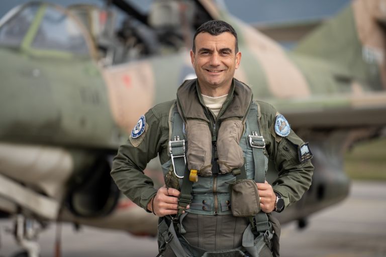 Πτώση αεροπλάνου: Σκηνές αρχαίας τραγωδίας στο πατρικό του 40χρονου επισμηναγού – “Θέλω το παιδί μου πίσω”