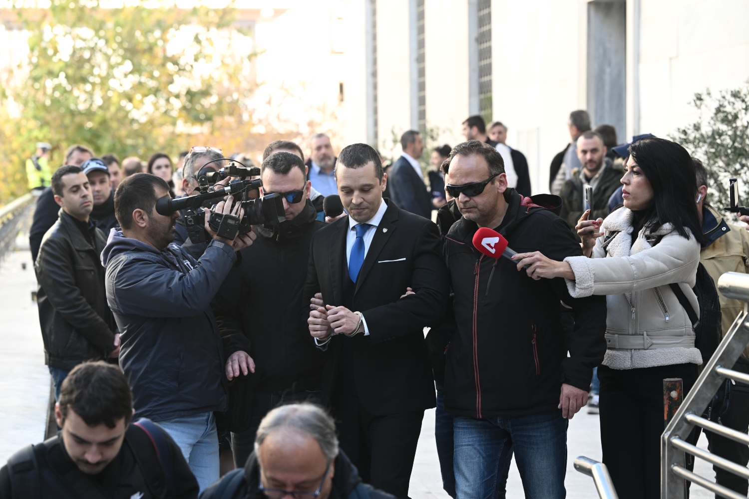 Με χειροπέδες ο Ηλίας Κασιδιάρης πήγε να ορκιστεί δημοτικός σύμβουλος της Αθήνας [vid]