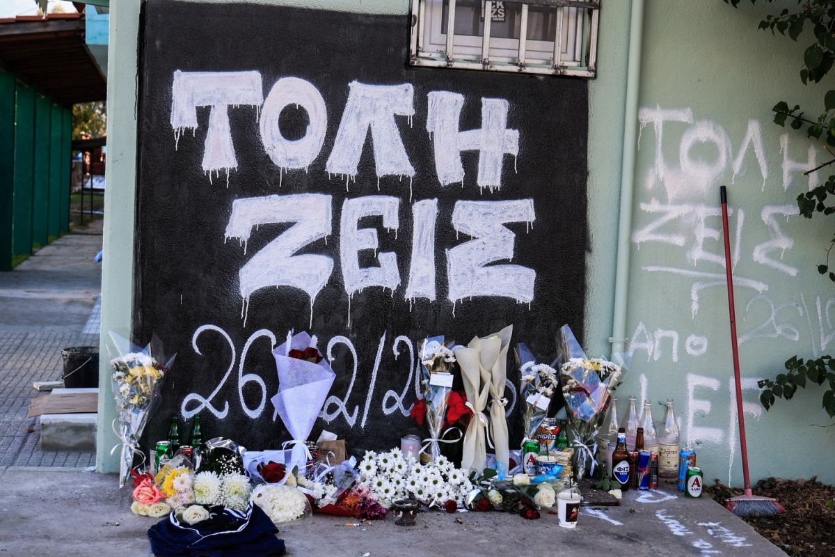 Θρήνος στο τελευταίο αντίο στον 16χρονο που δολοφονήθηκε από τον 18χρονο αδερφό του στη Νέα Σμύρνη