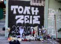 Θρήνος στο τελευταίο αντίο στον 16χρονο που δολοφονήθηκε από τον 18χρονο αδερφό του στη Νέα Σμύρνη