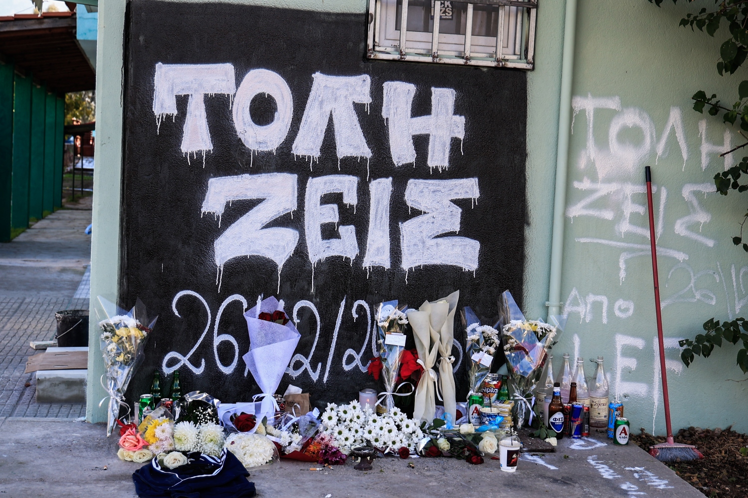 Θρήνος στο τελευταίο αντίο στον 16χρονο που δολοφονήθηκε από τον 18χρονο αδερφό του στη Νέα Σμύρνη
