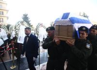 Η Θεσσαλονίκη θρηνεί για τον Γιώργο Λυγγερίδη – Πλήθος κόσμου στην κηδεία του [vid]