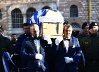 «Βαστάω εγώ, είμαι η μάνα του Λύγγε»: Συγκλονίζει η μητέρα του αστυνομικού στην κηδεία του