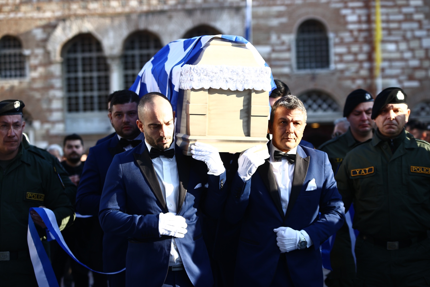 «Βαστάω εγώ, είμαι η μάνα του Λύγγε»: Συγκλονίζει η μητέρα του αστυνομικού στην κηδεία του