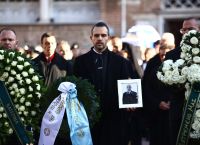«Κάναμε ό,τι μπορούσαμε να σε κρατήσουμε στη ζωή»: Σπαραγμός από τον επικήδειο του Γιώργου Λυγγερίδη