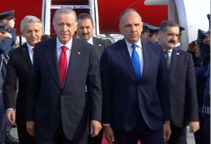 Με στυλ «πλανητάρχη» έφτασε ο Ερντογάν στην Αθήνα [vid]