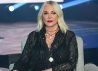 Ρούλα Κορομηλά: Με διχτυωτό καλσόν και μόνο μια γούνα ποζάρει για τα Χριστούγεννα