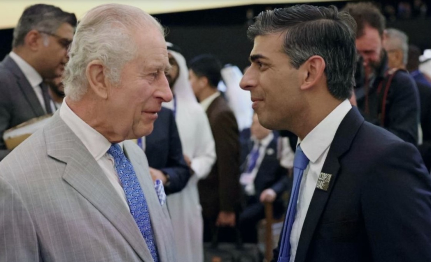Kάρολος: Η “γραβάτα μήνυμα” στον Σούνακ με την ελληνική σημαία [vid]