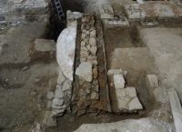 Μεγάλο μέρος βυζαντινής τράπεζας του 10ου αιώνα ήρθε στο φως μετά από ανασκαφές στη Μονή Βατοπεδίου