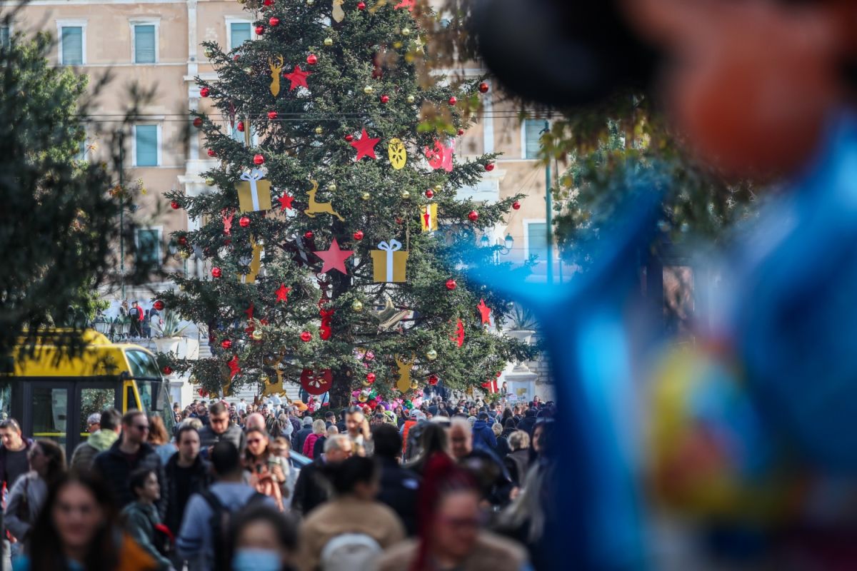 Ξεκινούν τα καλάθια Χριστουγέννων και Αϊ Βασίλη: Εορταστικό κλίμα στην αγορά [vid]