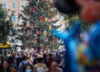 Ξεκινούν τα καλάθια Χριστουγέννων και Αϊ Βασίλη: Εορταστικό κλίμα στην αγορά [vid]
