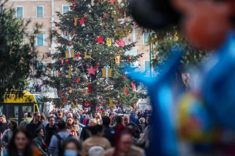 Ξεκινούν τα καλάθια Χριστουγέννων και Αϊ Βασίλη: Εορταστικό κλίμα στην αγορά [vid]