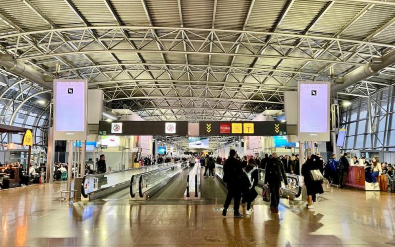 Απίστευτη ταλαιπωρία για δεκάδες εγκλωβισμένους Έλληνες στα αεροδρόμια της Βουδαπέστης και των Βρυξελλών