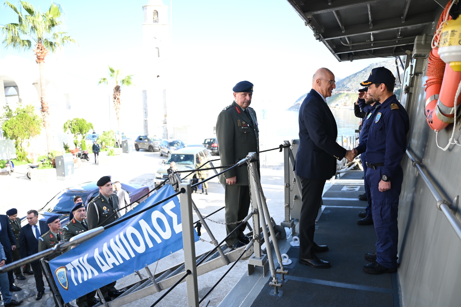 Στην τορπιλάκατο «Δανιόλος» στο λιμάνι της Σύμης ο Ν. Δένδιας