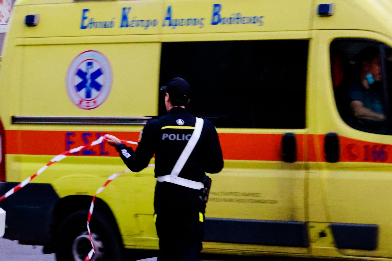 Παραμένει στη ΜΕΘ η 21χρονη που δέχτηκε επίθεση με μαχαίρι στην Ερμού