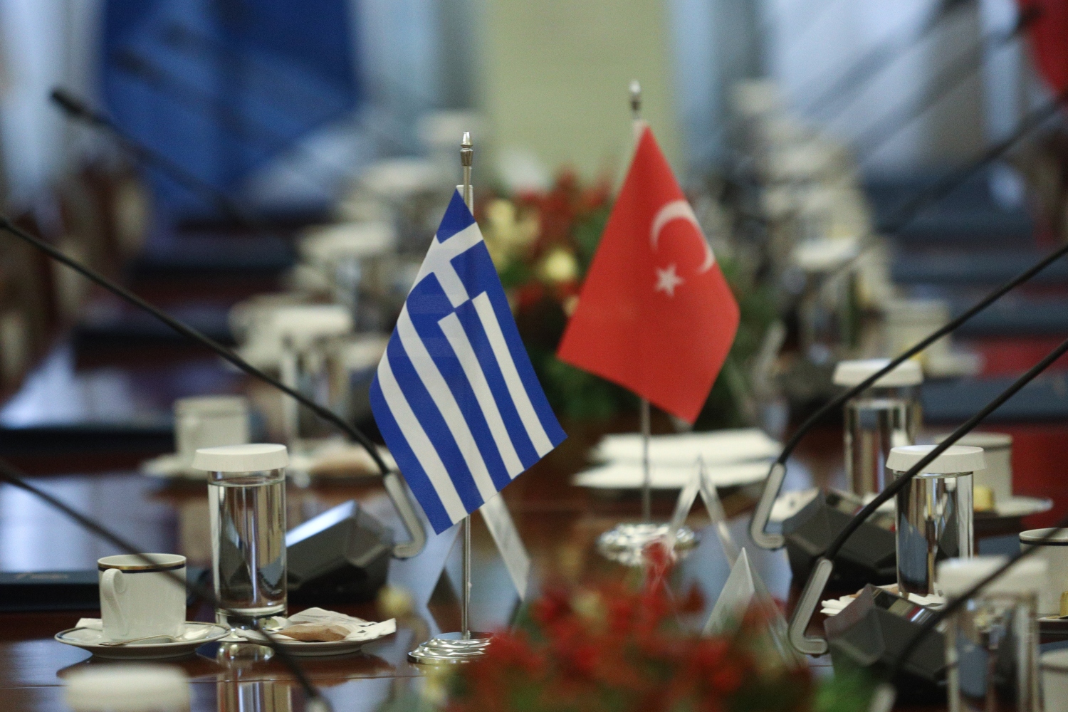 Guardian για επίσκεψη Ερντογάν: Θέλει να αποκαταστήσει τις τεταμένες σχέσεις της Τουρκίας με την Ευρώπη
