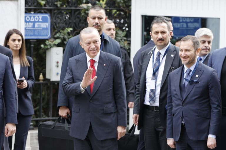 Πώς σχολιάζουν κυβερνητικές πηγές τη συμφωνία Ελλάδας – Τουρκίας [vid]