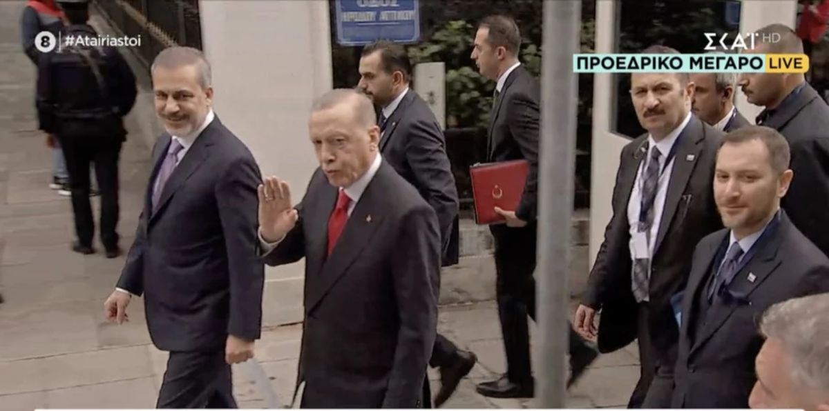 Η στιγμή που ο Ερντογάν κοντοστάθηκε για να μιλήσει με τον δημοσιογράφο Μανώλη Κωστίδη [vid]