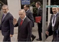 Η στιγμή που ο Ερντογάν κοντοστάθηκε για να μιλήσει με τον δημοσιογράφο Μανώλη Κωστίδη [vid]