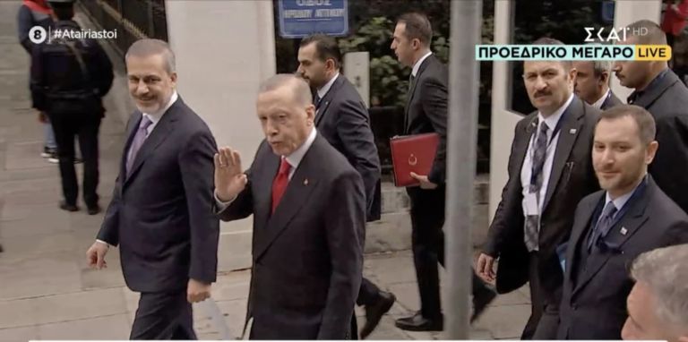 Η στιγμή που ο Ερντογάν κοντοστάθηκε για να μιλήσει με τον δημοσιογράφο Μανώλη Κωστίδη [vid]