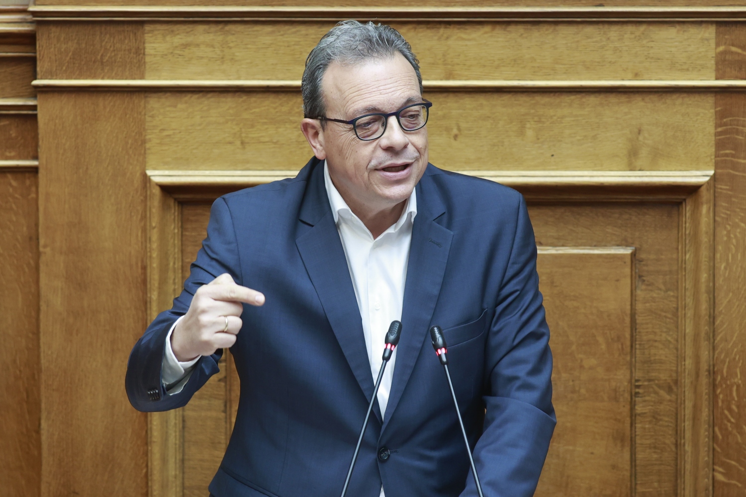 Φάμελλος: Αποσύρετε τις διατάξεις για τη φορολόγηση των ελεύθερων επαγγελματιών