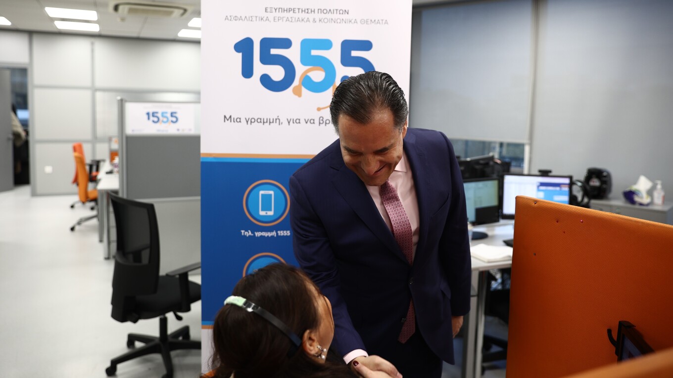 Γεωργιάδης: Επίσκεψη στο τηλεφωνικό κέντρο του ΕΦΚΑ – «Πρώτη φορά το κράτος θα πηγαίνει στον πολίτη»