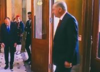 Τι απαντούν κύκλοι του ΥΠΕΞ για την υπόκλιση Γεραπετρίτη [vid]