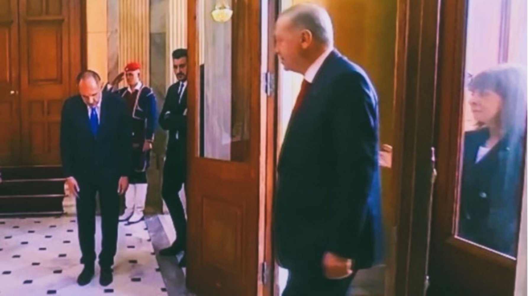 Τι απαντούν κύκλοι του ΥΠΕΞ για την υπόκλιση Γεραπετρίτη [vid]