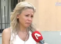 Τα πρώτα λόγια της αδελφής του Νίκου Φλωρινιώτη, Αννούλας, έξω από το Λαϊκό Νοσοκομείο [VID]