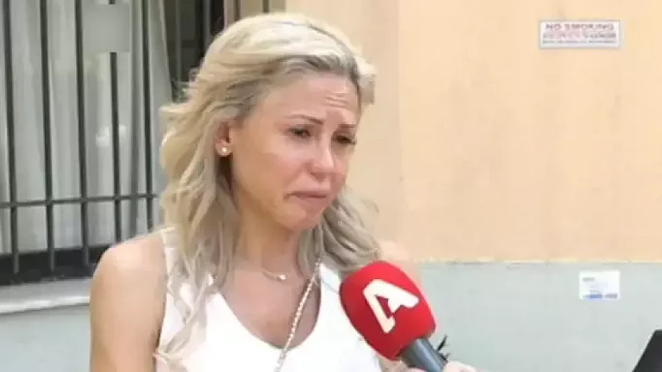 Τα πρώτα λόγια της αδελφής του Νίκου Φλωρινιώτη, Αννούλας, έξω από το Λαϊκό Νοσοκομείο [VID]