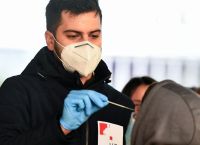 Η μυστηριώδης επιδημία πνευμονίας – Τα συμπτώματα: πονόλαιμος, πυρετός, πονοκέφαλος ή βήχας