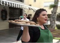 Η Δανάη Μπάρκα βγήκε στο δρόμο και μοίρασε στους περαστικούς του Χαλανδρίου μελομακάρονα