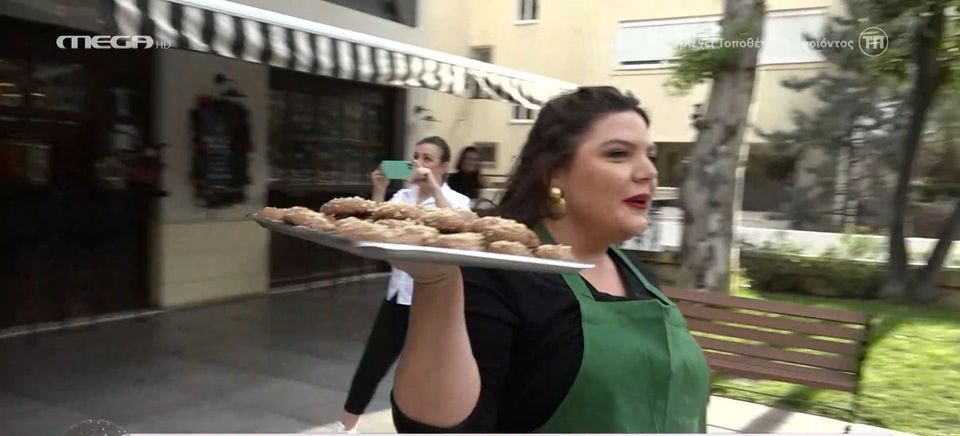 Η Δανάη Μπάρκα βγήκε στο δρόμο και μοίρασε στους περαστικούς του Χαλανδρίου μελομακάρονα