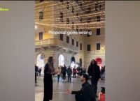 Ρώμη: Της έκανε πρόταση γάμου με κανταδόρο εκείνη είπε όχι και όλοι τους τράβαγαν βίντεο