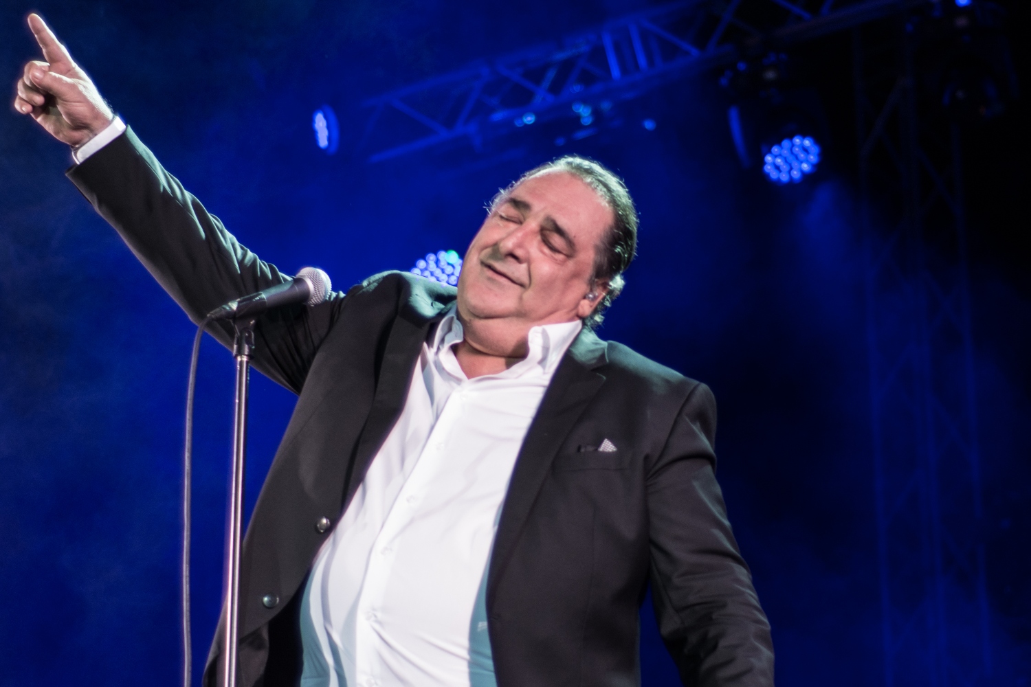 Βασίλης Καρράς: «Απ’ τον Βορρά μέχρι τον Νότο» τραγούδησε με μια φωνή πλήθος κόσμου στη Θεσσαλονίκη