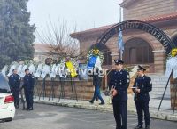 Θρήνος στην κηδεία του αστυνομικού που δολοφονήθηκε στη Θεσσαλονίκη – «Γιατί παλικάρι μου»