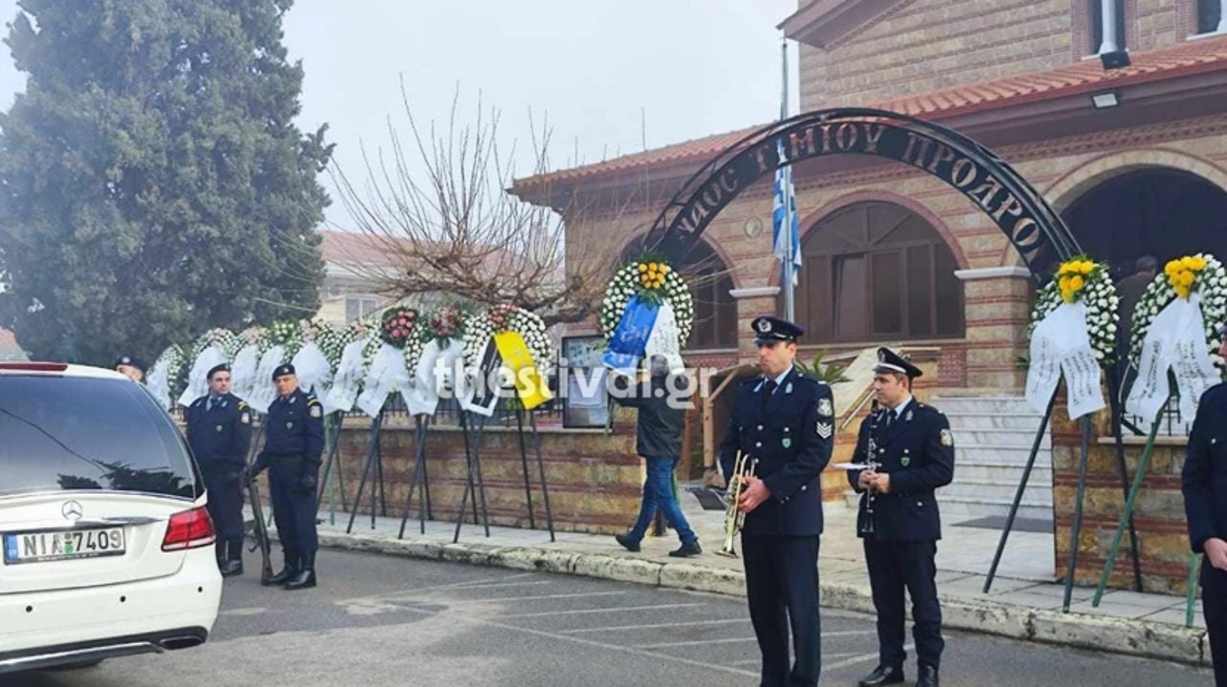 Θρήνος στην κηδεία του αστυνομικού που δολοφονήθηκε στη Θεσσαλονίκη – «Γιατί παλικάρι μου»