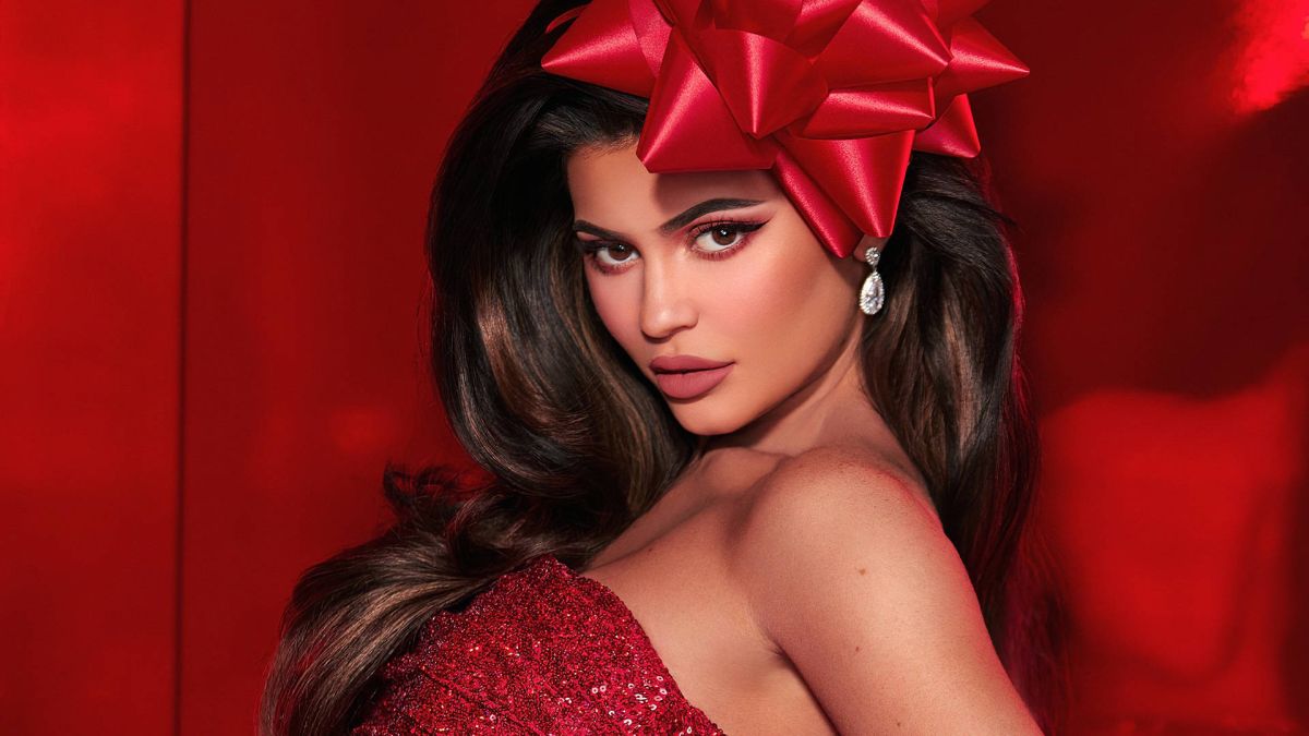 Kylie Jenner: Γιατί δέχτηκε αρνητικά σχόλια για το τεράστιο χριστουγεννιάτικο δέντρο στην έπαυλή της