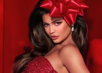 Kylie Jenner: Γιατί δέχτηκε αρνητικά σχόλια για το τεράστιο χριστουγεννιάτικο δέντρο στην έπαυλή της