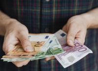 «Ποδαρικό» με αυξήσεις για δημοσίους υπαλλήλους και συνταξιούχους κάνει το ’24
