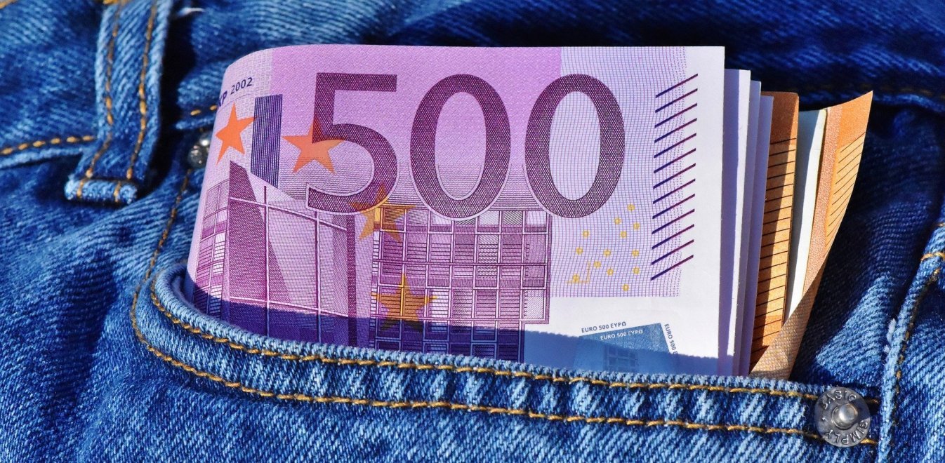Πρόστιμα για πληρωμές με μετρητά άνω των 500 ευρώ – Σε ισχύ το νέο μέτρο για τη φοροδιαφυγή