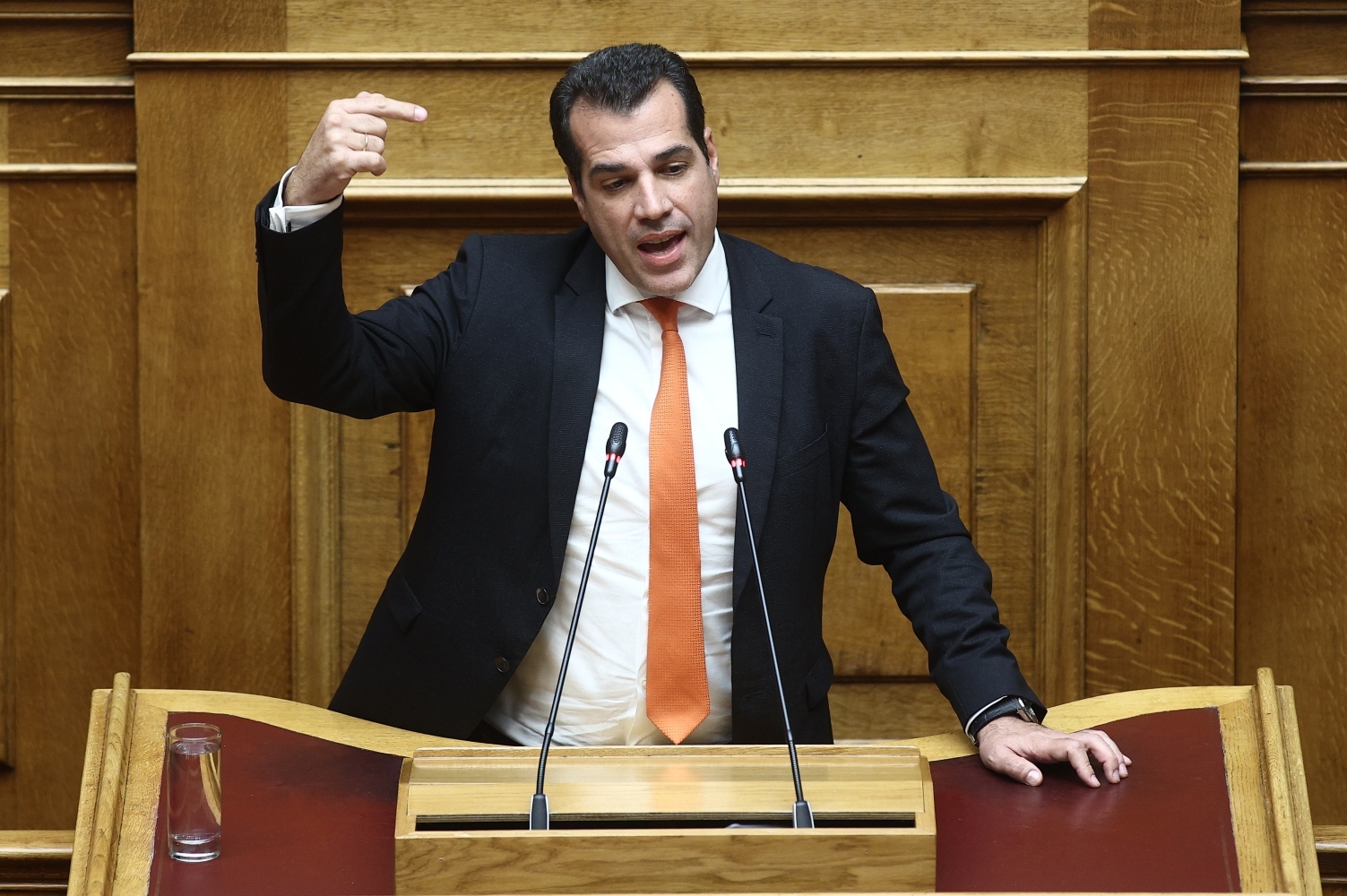 Θάνος Πλεύρης για τον γάμο του πατέρα του: «Αμαρτίαι πατέρων παιδεύουσι τέκνα»