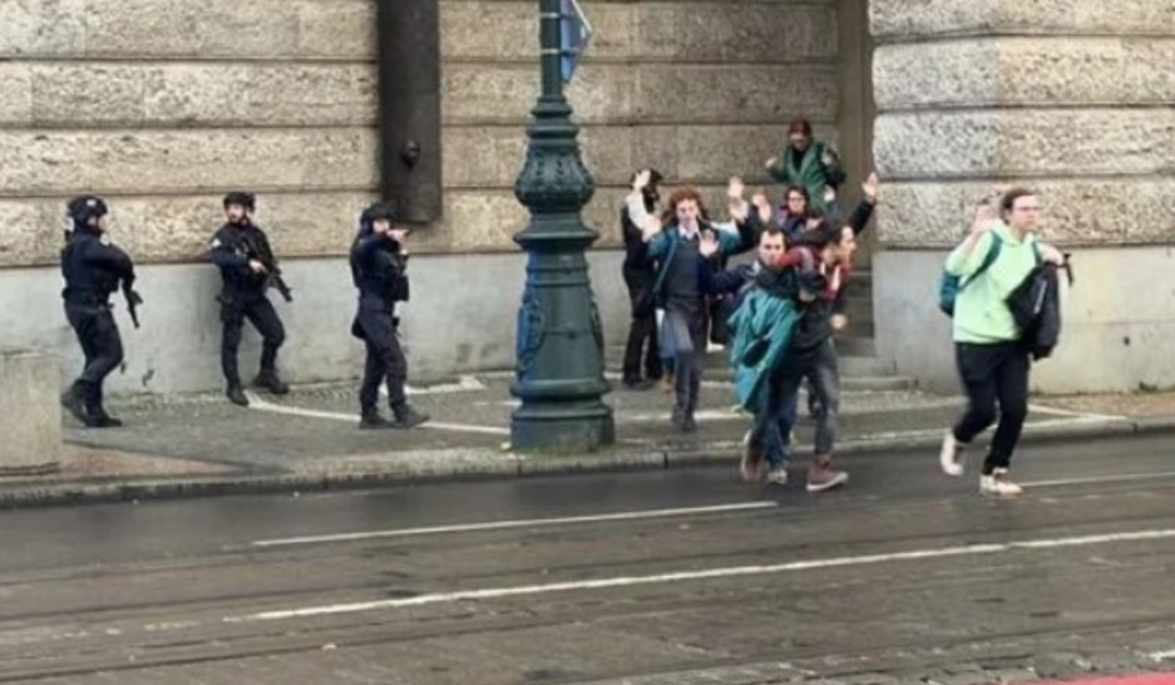 Πράγα: Η στιγμή που βρίσκουν νεκρό τον μακελάρη στο μπαλκόνι [vid]