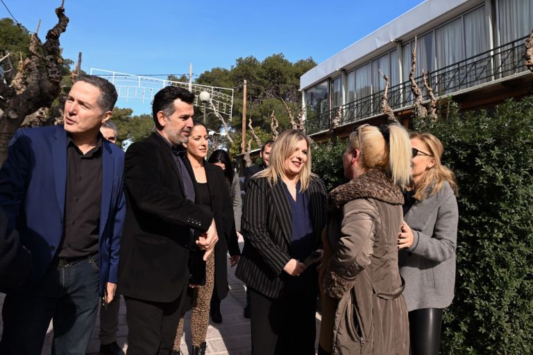 Δίπλα σε πολίτες και επιχειρηματίες στο Ίλιον Παραμονή Πρωτοχρονιάς η γραμματέας ΝΔ Μαρία Συρεγγέλα
