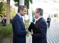 Το τετ α τετ Μητσοτάκη – Στάρμερ και οι ενδυματολογικές επιλογές του Καρόλου