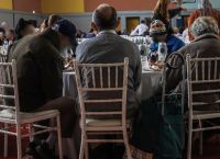 Χριστουγεννιάτικα γεύματα αγάπης τη Δευτέρα από τους Δήμους Αθηναίων και Πειραιά