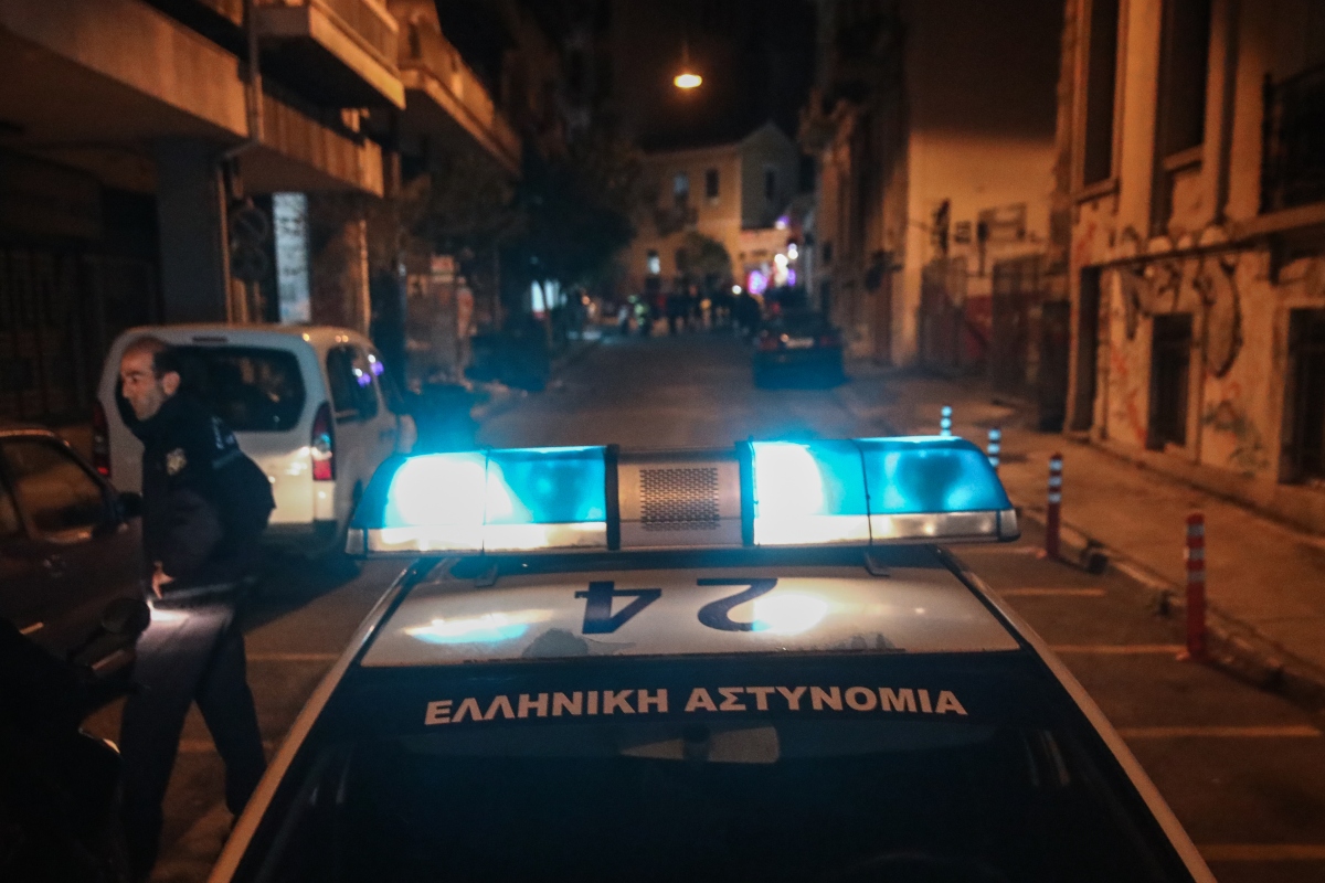 Αστυνομικός έπεσε νεκρός μέσα σε μπαρ της Θεσσαλονίκης
