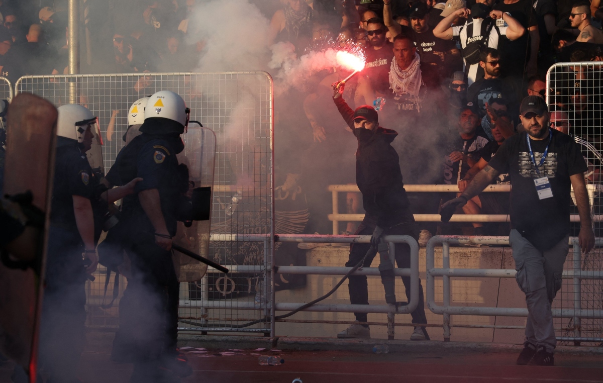 Πώς η κυβέρνηση συνδέει τους χούλιγκαν με αυστηρή ποινικοποίηση
