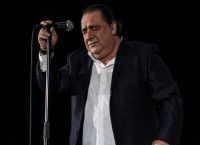 Βασίλης Καρράς: Σε λαϊκό προσκύνημα η σορός του κορυφαίου τραγουδιστή