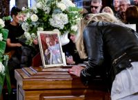 Βασίλης Καρράς: Βαθιά συγκίνηση στο λαϊκό προσκύνημα